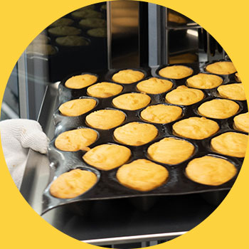 店内工房の出来立て商品をご提供